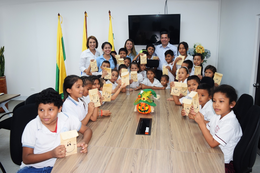 Los infantes compartiendo en la sala de juntas con el alcalde Rodrigo Lara Sánchez.